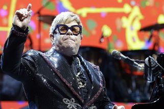 Když nebudu dělat hudbu, budu mrtvý. Elton John kvůli ztrátě zraku změnil způsob práce - Novinky
