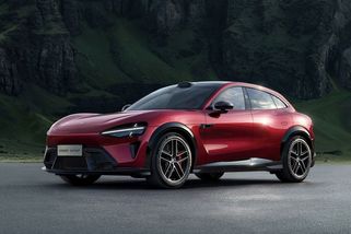 Čínská kopie Ferrari Purosangue přijíždí s V8s, osmiválec však nemá - Novinky