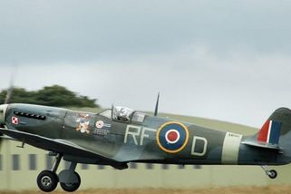 Jak malá stíhačka porazila velkého agresora. Spitfire v Londýně láká na Česko