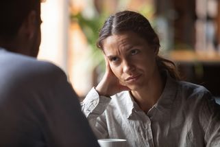 Přítel si na mě postěžoval své matce a začalo peklo: Tchyně mě vulgárně uráží, ale vnouče prý vídat musí