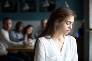 ŽENA-IN - Po roce vztahu se bojím promluvit, aby mě zase nezesměšnil, svěřuje se Petra