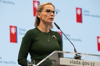 Kauza Mrázové se mění v politickou tragikomedii. Dovolené jí měla platit sestra