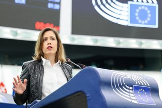 „Podvody v obrovském měřítku.“ Poslankyně varuje před finančními influencery