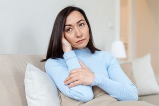 Dana (47): Kvůli dceřině chybě jsme pro celou vesnici vyvrhelové. Vážně uvažuji o stěhování