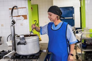 Obavy samospráv se potvrzují. Na platy kuchařek a školníků doplatí miliony korun - Novinky
