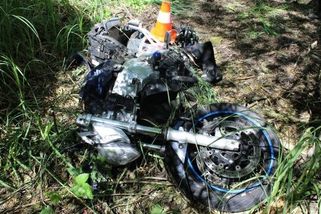 Při předjíždění přehlédl řidič na Přerovsku motorkáře. Ten porazil strom a skončil v nemocnici - Novinky