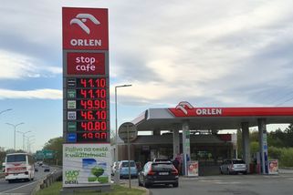 U dálnice stejně jako na vesnické pumpě. Ceny pohonných hmot se srovnaly - Novinky