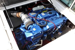 Vypadají podobně, ale fungují úplně jinak. Jak se liší lodní motor a motor z auta?