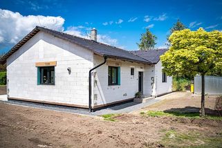 Jak je možné, že stěny drží bez zateplení? Tenhle trik používají zkušení stavitelé