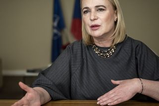 Štědrá Černochová. Svým náměstkům dala na odměnách statisíce