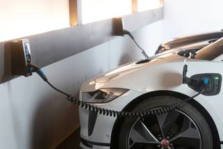 Žně pro majitele elektromobilů. O víkendu vydělali jen tím, že si nabili auto