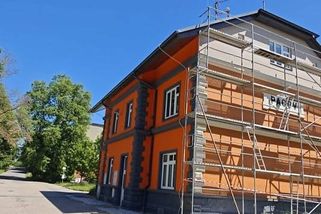 Barevný experiment v Pacově pokračuje. Nádražní budova dostává nový odstín