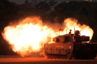 Nový český tank? Strnad přijel do Bratislavy se strojem Karpat, chce ho prodat armádě