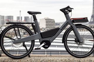 Elektrokolo bez řetězu jede 45 km/h a brzdami si dobíjí baterii. Francouzský koncept funguje jako zmenšená Tesla