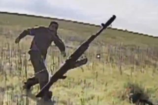Záběry ruské zoufalosti: Okupanti házeli po dronech pušky i větve. Explozi ale neunikli