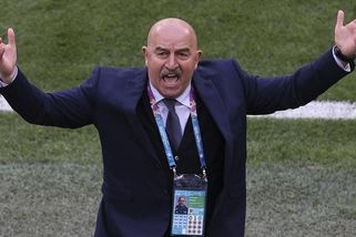Konec přesouvání lahví sponzorů? Ruský trenér svou reakcí pobavil všechny - Sport.cz