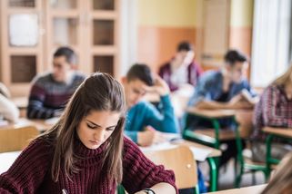 Bylo by ti lépe, kdybys nežil? Rodiče pobuřují testy, které ve škole povinně dostávají jejich děti
