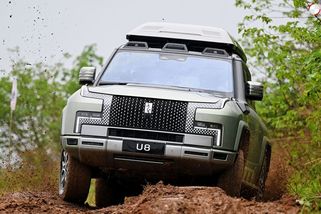 Řídili jsme nejdrsnější čínský offroad. Umí plavat a přežije pád stromu