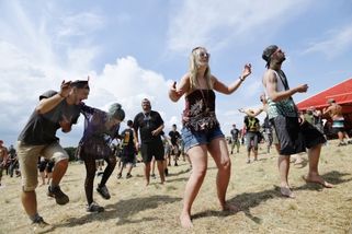 V Hodkovicích nad Mohelkou je technoparty, výzvu k ukončení pořadatel odmítl | ČeskéNoviny.cz