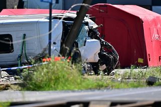 V Belgii se srazil školní autobus s vlakem, na místě jsou mrtví a zranění - Novinky