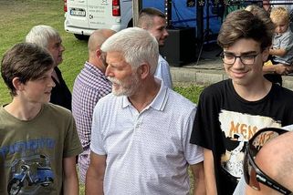 Prezident Pavel si dal pivo a maso na pouti v Lomu. Starosta ho pozval osobně