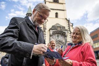Ať si to tu projde. Stánkaři ho sežerou, znělo v Ústí. Premiér šel raději bokem - Seznam Zprávy
