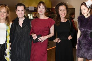Na křest Terezy Kostkové dorazila Eva Toulová s ruličkou na hlavě připomínající toaleťák