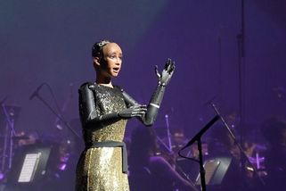 Robotka Sophia předvedla své pěvecké kvality. Vystoupila s orchestrem