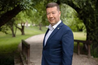 Sazba až 3 roky vězení. Státní zástupce podal obžalobu na Okamuru a SPD