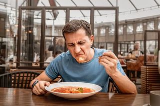V restauraci jsem odmítl zaplatit za nedovařené jídlo. Slyšel mě právník a řekl mi, na co mám nárok - ByznysDeník