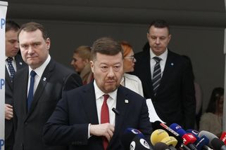 Okamura a spol. mají velký problém. Proto straší a šermují seznamy údajných zrádců