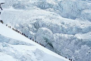 Na Mount Everestu zemřeli dva horolezci - Novinky