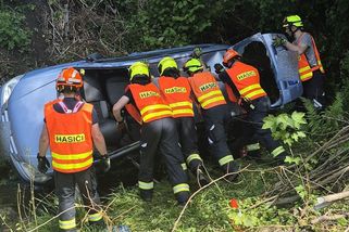 Auto se na Vsetínsku zřítilo do potoka a skončilo na boku, řidičku vyprostili přes čelní sklo - Novinky