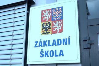 Obce i kraje se bouří proti platbám za uklízečky ve školách - Novinky