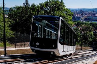 FOTO: Konec skrývání. Novou lanovku na Petřín už ukázali celou - Novinky