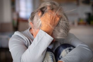 Pošlu úspory a přijedu, lásko, tvůj Colin Firth. Podvodník obral seniorku z Jičínska o 140 tisíc - Novinky