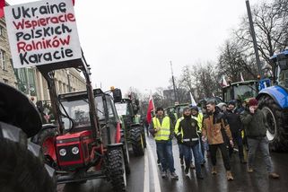 Demonstranti v Polsku vysypali obilí z ukrajinských kamionů. Potrestejte viníky, požaduje Kyjev - Novinky