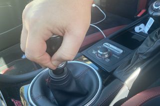 Ruka na řadicí páce a noha na spojce: Zlozvyky z autoškoly, kterými denně zkracujete život převodovky