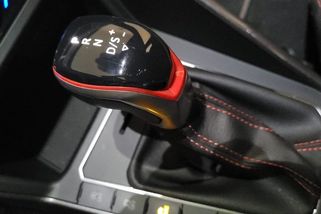 Zařadit u automatu nejdříve P, nebo zatáhnout ruční brzdu? Záleží na značce, ale auto má stát na parkovací brzdě, ne na západce