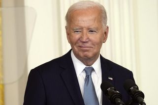 Neodstoupím. Musíme se semknout a porazit Trumpa, napsal spolustraníkům Biden - Novinky