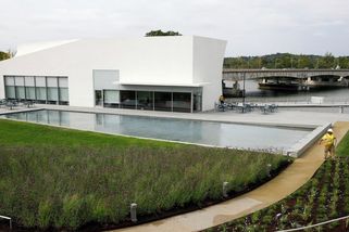 Trump přidal své jméno na Kennedyho centrum nezákonně, rozhodl soud - Novinky