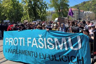 Anarchisté pochodují Prahou, je jich asi 600 - Novinky