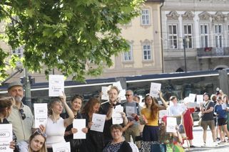 Tak dlouhá a naštvaná fronta před sněmovnou ještě nestála. Zlobí se na Babišovu vládu