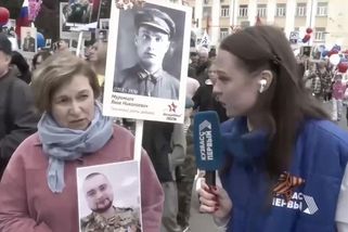 Žena v ruském městě oplakávala dědu i syna. "To máte dvojitý svátek," slyšela od reportérky