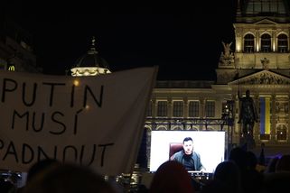 FOTO: Tisíce lidí na Václavském náměstí podpořily Ukrajinu, přes telemost promluvil Zelenskyj - Novinky