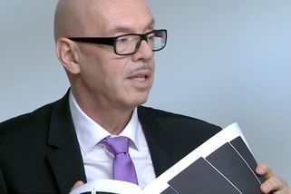 Chceme jako vláda vidět nezačerněné smlouvy ČT, řekl Klempíř v Nedělní debatě