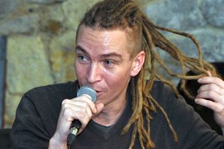 Jak bydlí Ivan Bartoš: Tohle by do něj mnozí neřekli. Pronájem, nábytek z bazaru a vermikompostér na balkoně