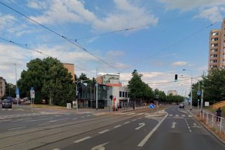 Dívce, která po střetu s tramvají přišla o nohu, zastavil krvácení strážník páskem od kalhot - Novinky