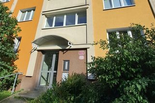 Senior vylévá moč z okna plzeňského paneláku, stěžují si sousedé - Novinky