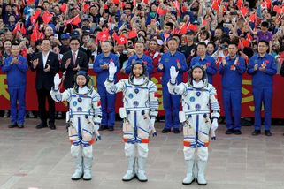 Tři čínští astronauti se po bezmála sedmi měsících ve vesmíru vrátili na Zemi - Seznam Zprávy